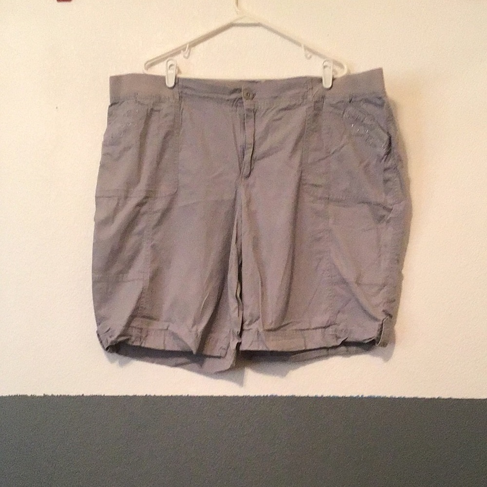 H2 Size 22w Gloria Vanderbilt Light Gray Bermuda Shorts